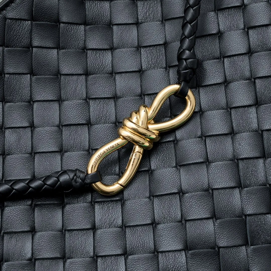 Batch 3760 #Bottega Veneta 2023 spring and summer new Andiamo handbag, many stars have the same style 🎈 Classic full-body leather weaving with golden knot buckle, stable and chic enough [satisfied] The whole body is made of Nappa sheep leather, comfortable, soft and dynamic. The sliding metal knot buckle can adjust the shoulder strap, single shoulder/handbag/crossbody, multiple carrying methods, large bag capacity, suitable for commuting/daily/traveling This bag is divided into small/medium/large sizes. There is always one that suits you, so take it with you🎀🎀 Size: 45*22*34, model: 5543#